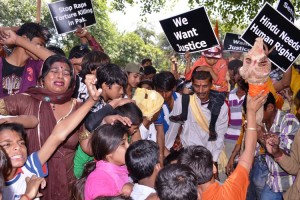 Photos 130417-3 Pak Hindus Protest at UN Office in Delhi