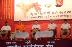 2.Nirmalananda Swamiji speaks at SSV Valedictory Nagpur June-6-2013 (2)