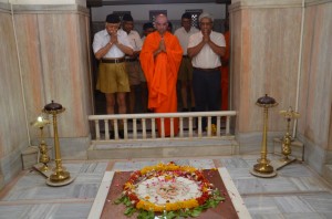 Sri Sri Nirmalananda Swamiji with Mohan Bhagwat offerering tributes to Dr Hedgewar Samadhi at Nagpur June-6-2013-