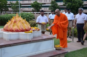 5.Nirmalananda Swamiji with Mohan Bhagwat offerering tributes to Guruji Golwalkar Samadhi at Nagpur June-6-2013-
