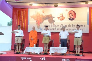 6.Pawan Jindal-Nirmalananda Swamiji-Bhagwat-Samarjit Gaekwad-Dr Dilip Gupta-SSV-Samarop Nagpur--June-6-2013
