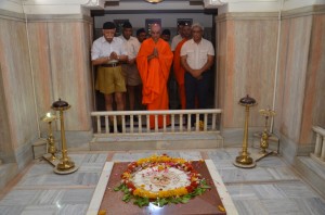 Nirmalananda Swamiji with Mohan Bhagwat offerering tributes to Dr Hedgewar Samadhi at Nagpur June-6-2013--