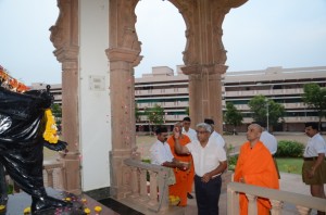 Nirmalananda Swamiji with Mohan Bhagwat offerering tributes to Dr Hedgewar Statue at Nagpur June-6-2013