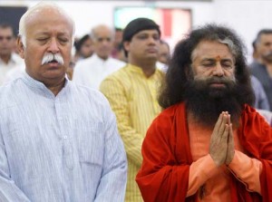 RSS chief, Mohan Bhagwat with Swami Vidanand Saraswati and others pay homage to people died in floodings in Kedarnath and other parts of the country in New Delhi.