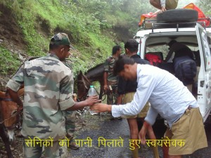 RSS Swayamsevaks offering water to the Army Jawans.