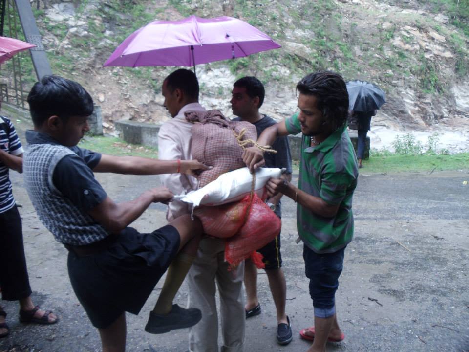Games learned in Shakha, now a Practical reality. #RSS Swayamsevaks carrying goods in NO VEHICLES areas of #Uttarakhand.