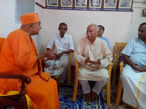 Bhagwat meets Gautamananda at Chennai Aug 22-2013