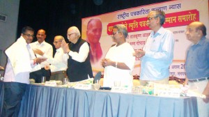 Amrut Joshi received award from LK Advani