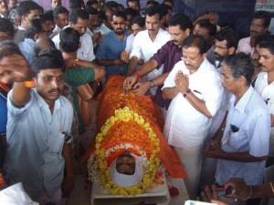 Local BJP leaders Muralidharan, Surendran & other sanghaparivar leaders pays final tributes to Vinod Kumar