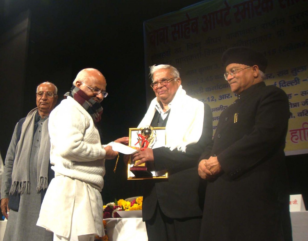 Prof Satish Chandra Mittal receives 'Dr Vishnu Shridhar Wakankar Purakar' from RSS sahsarakaryavah Suresh Sony