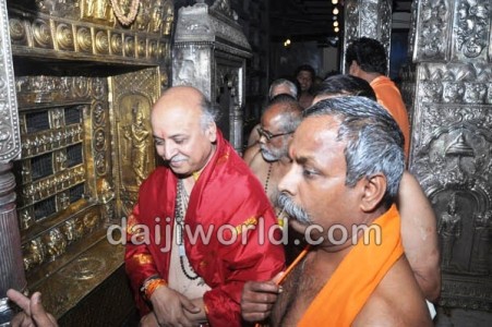 VHP Chief Dr Pravin Togadia visits Udupi Krishna Temple, took Darshan through 'Kanakana Kindi'. Picture Courtesy: Daiji World