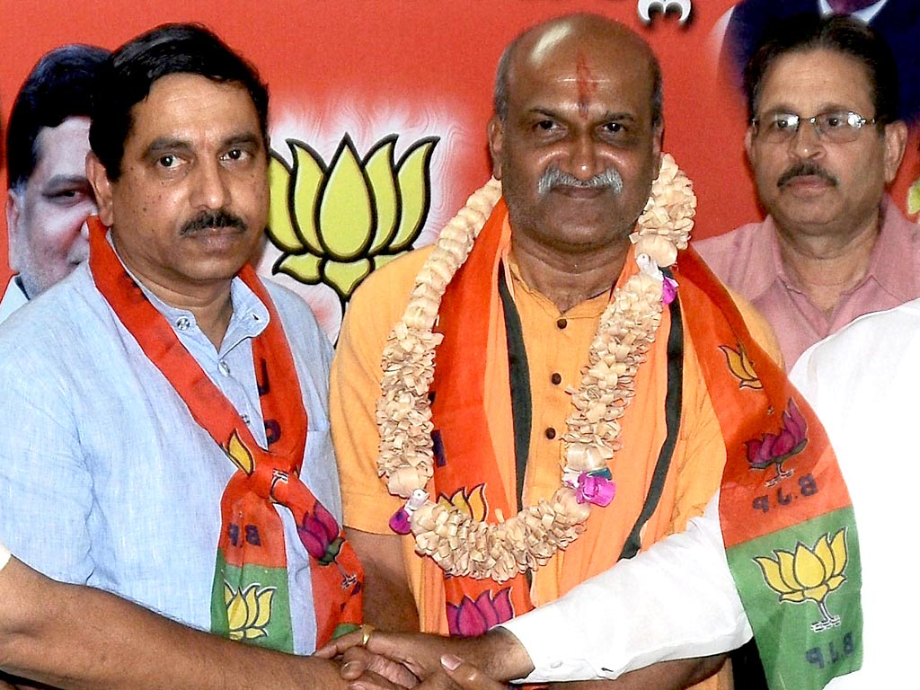 Pramod Muthalik joining BJP in the presence of former CM Karnataka Jagadish Shettar in Hubli. Later BJP cancelled his membership (Courtesy -PTI photo).