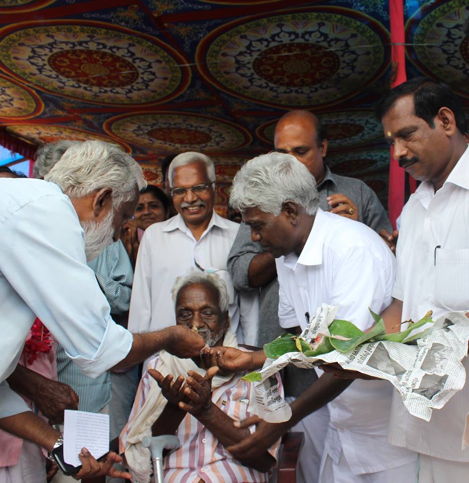 Kummanam Rajasekharan the agitation movement leader gives Aranmula Temple Prasadam to  the oldest peasant Sri Podiyan,to celebrate Aranmula agitation Victory