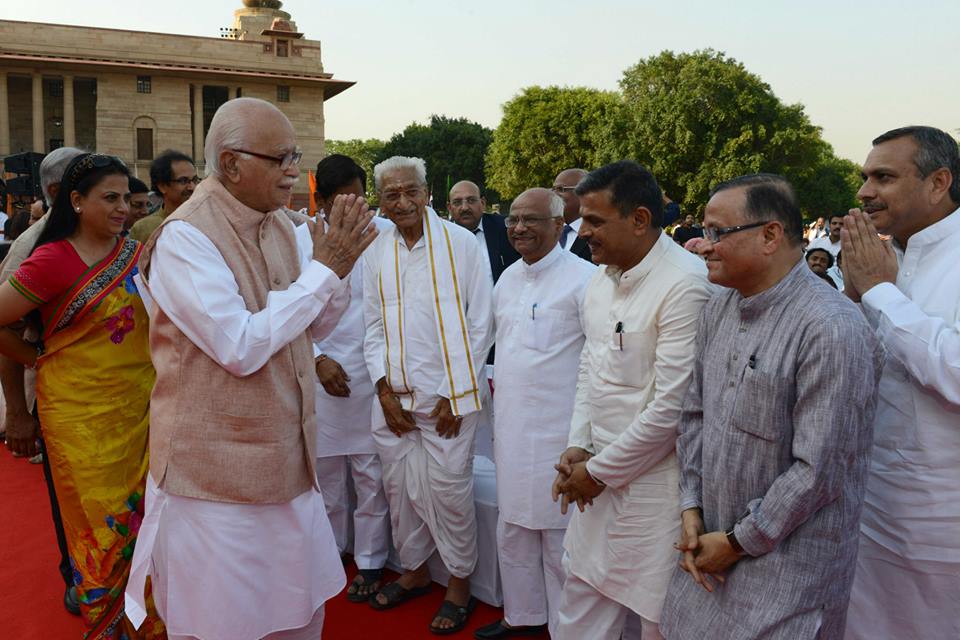 Sanghaparivar leaders met LK Advani during Narendra Modi's swearing in ceremony at Rashtrapati Bhavan