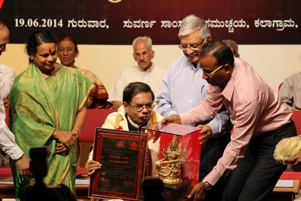 Janardhan Hegade of Samskrit Bharati receiving the award