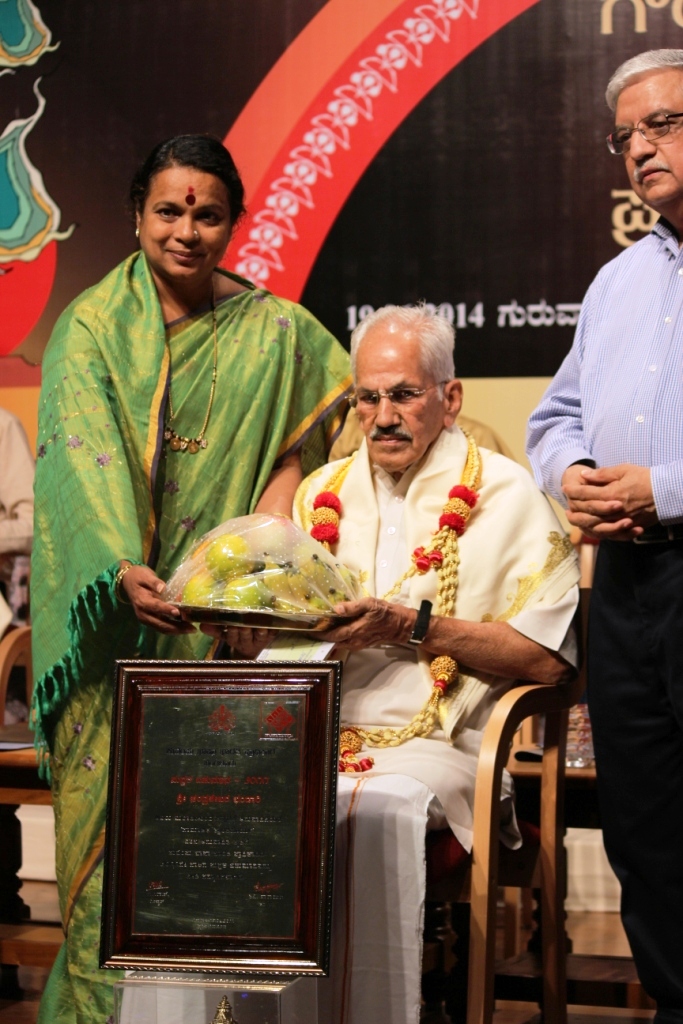 RSS Pracharak Chandrashekar Bhand ari received Karnataka Govt's PUSTAKA BAHUMAANA (Anuvada) award for the year 2011 from minister Umashree in Bangalore on June 19, 2014