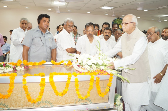 Senior BJP leader LK Advani paying his final tributes