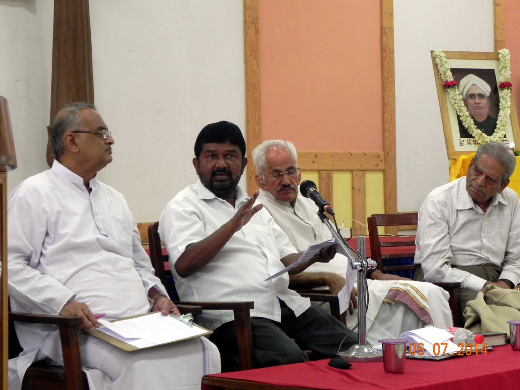 Dr Siddalingaiah addressing on Dalit issues at Mythic Society 