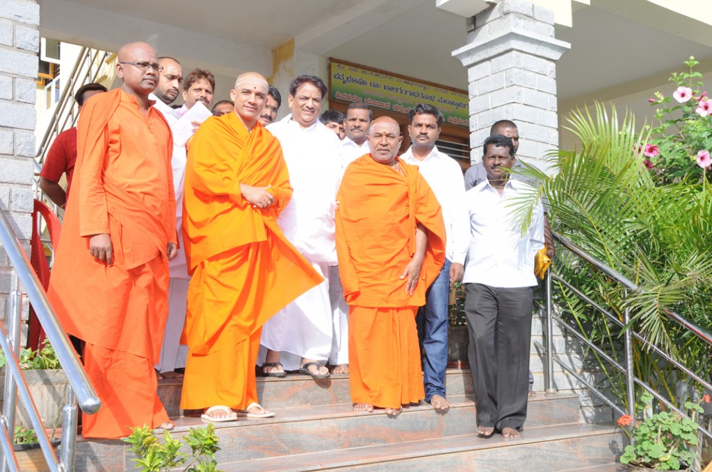 Madara Chennayya Swamiji (extreme left) with  Nirmalanathananda Swamiji.