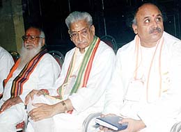 VHP Trios: JUNE 28, 2004 - KOLKATA : Senior VHP leaders  (From left)  Acharya Giriraj Kishor, Ashok Singhal and Pravin Tagadia at VHP workers' meeting on the eve of VHP's National Convention in Kolkata.  PTI PHOTO