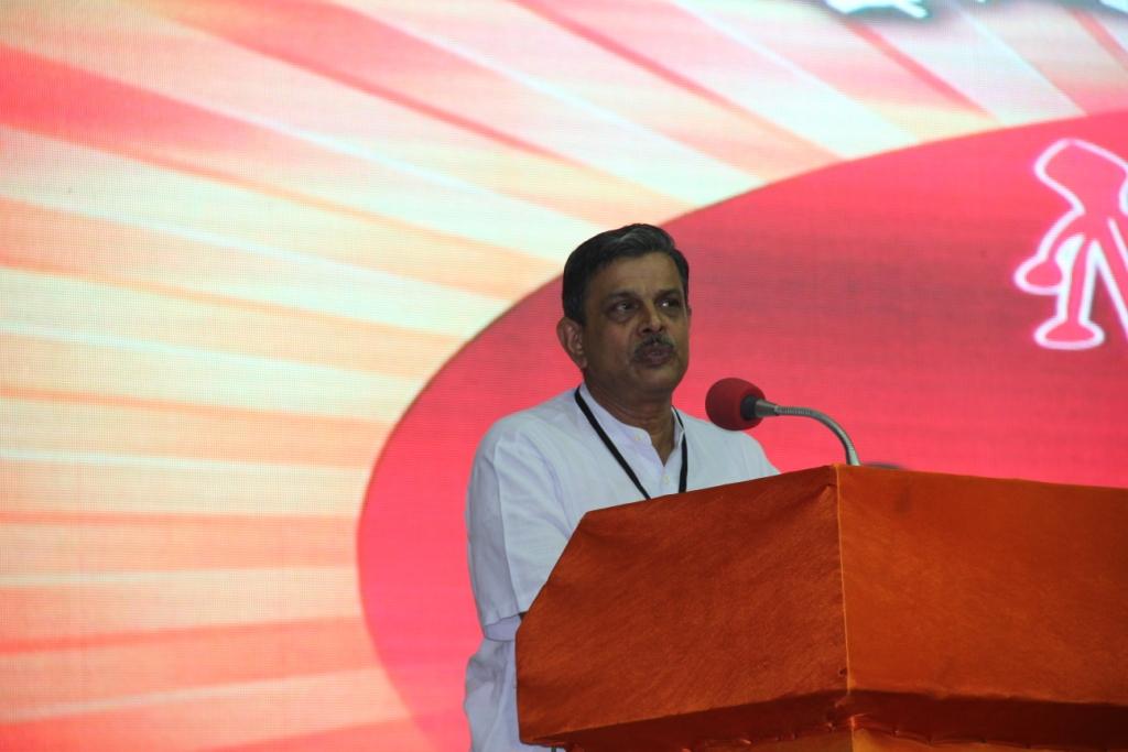RSS Sahsarakaryavah Dattatreya Hosabale during his valedictory address at SAMARTHA  BHARATA convention Aug 24-2014