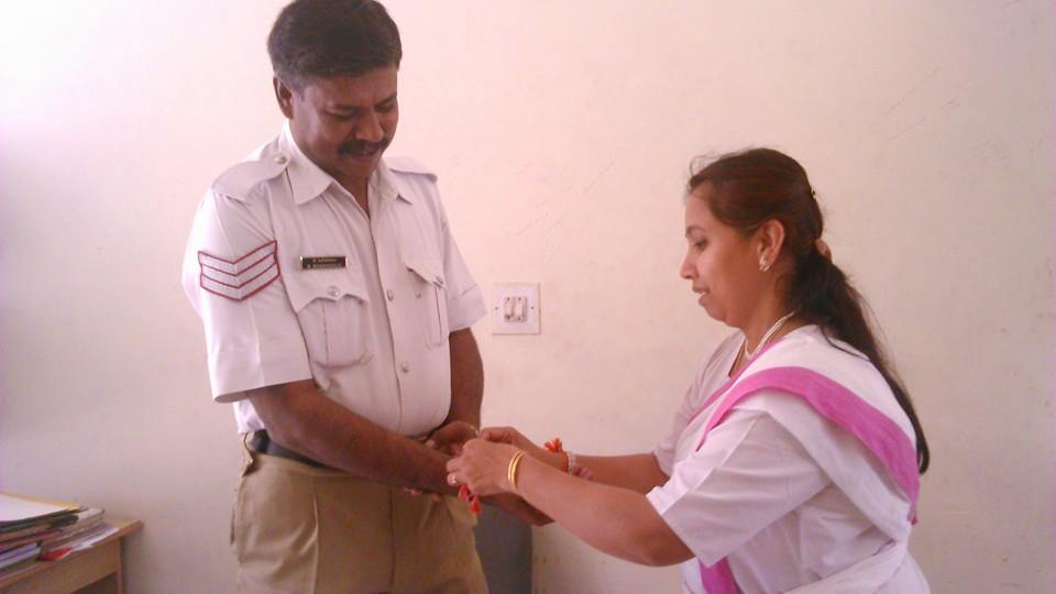 Rashtra Sevika Samiti volunteer Parimala Murthy Rakhi tied to Basavanagudi Police.