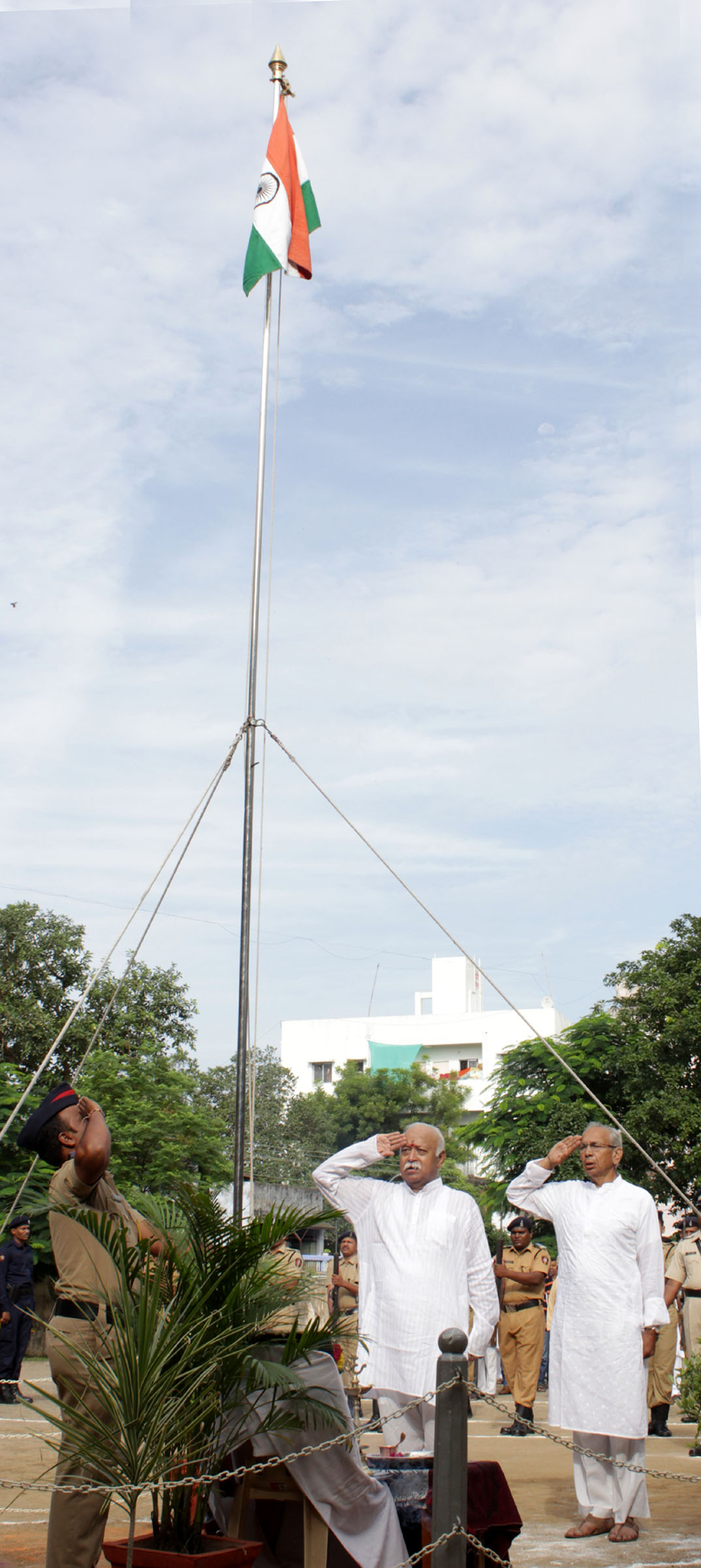  RSS Sarasanghachalak Dr Mohan Bhagwat hoisted National Flag at Dr Hedgewar Bhavan, Mahal, Nagpur today morning 