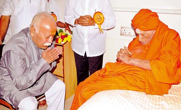 RSS Sarasanghachalak Mohan Bhagwat greeted Sri Dr Shivakumar Swamiji at Siddaganda Matha duing Sant Sammelan.