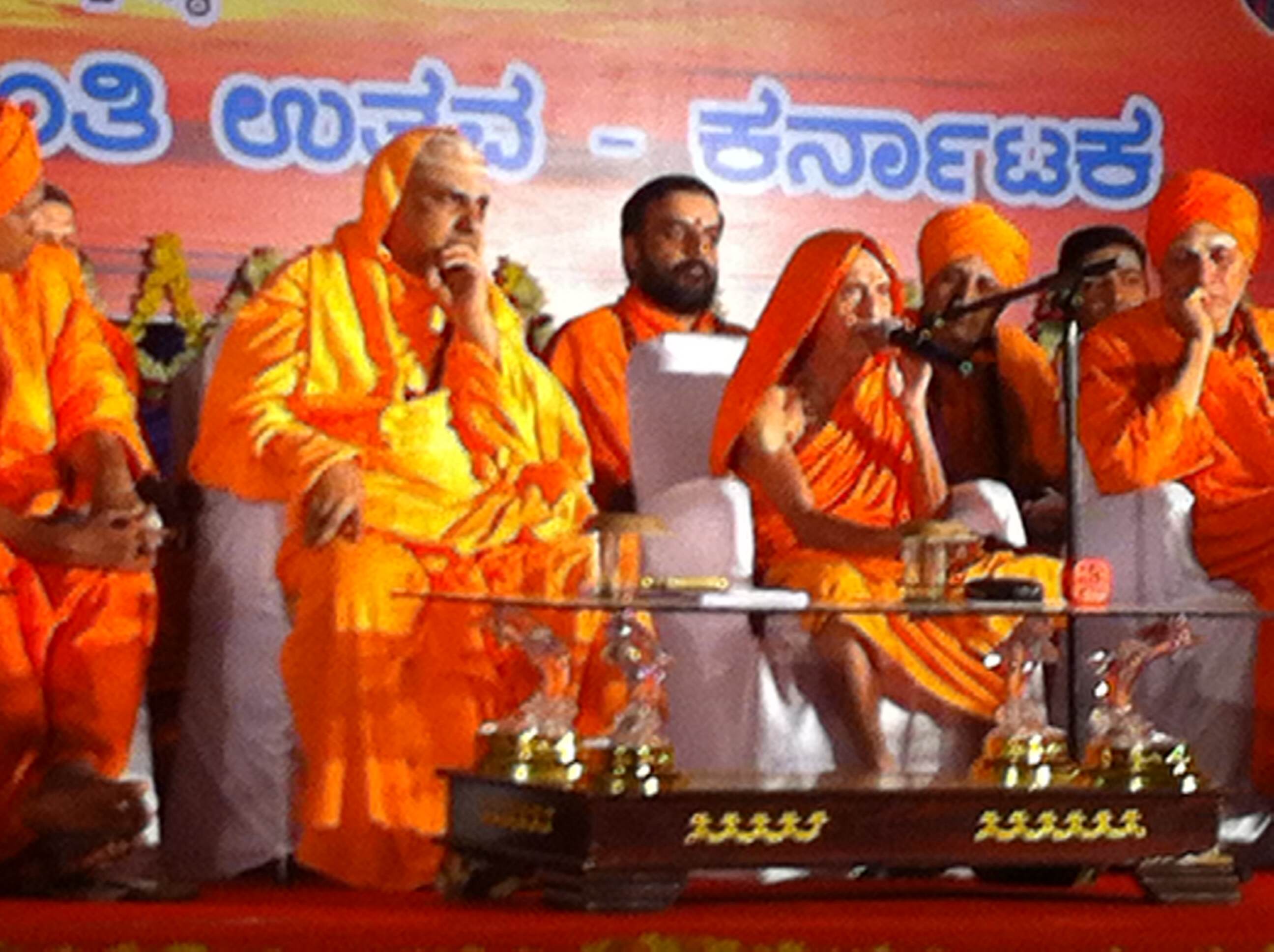 Pejawara Swamiji speaks on the  second say of Sant Sammelan at Tumakuru