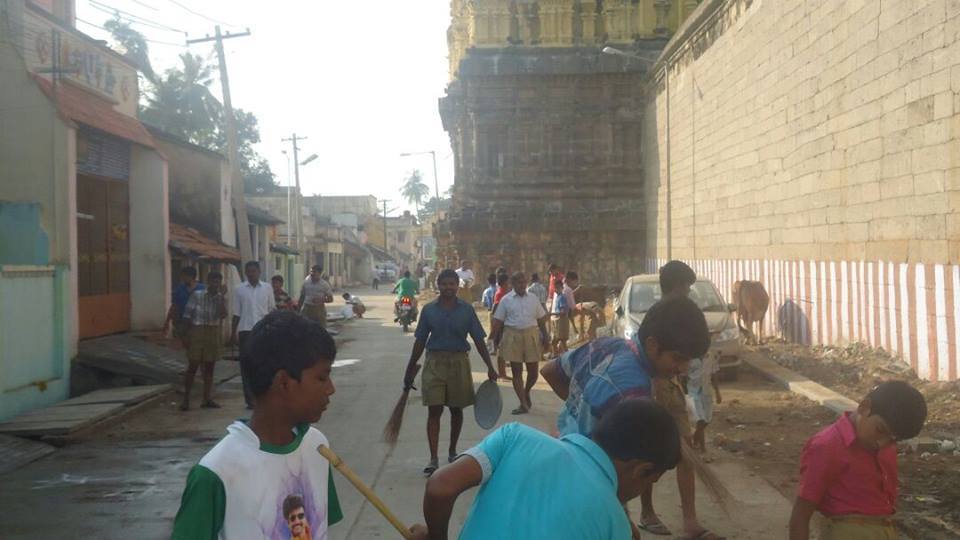 RSS Swayamsevaks cleaned the premises of Varadaraja Perumal Temple at Kanchipuram in Tamilnadu as a part of Seva Sanghik.