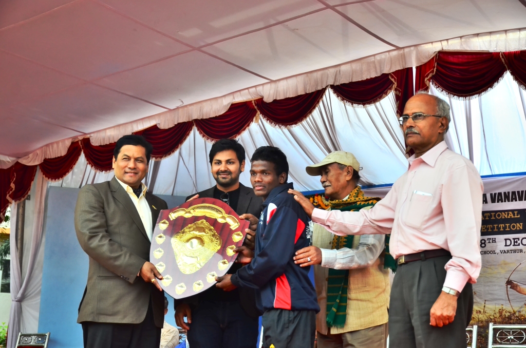 Sarbanand Sonowal giving prize