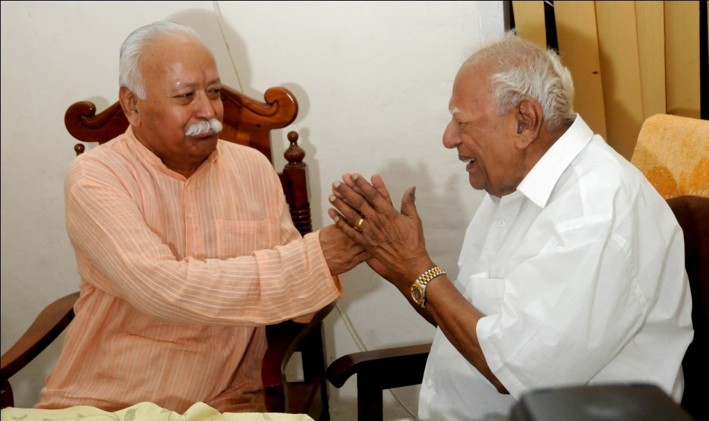 On Oct 21, 2013 RSS Sarsanghchalak Mohan Bhagwat Justice VR Krishna Iyer at his residence in Kerala. (FILE PHOTO)