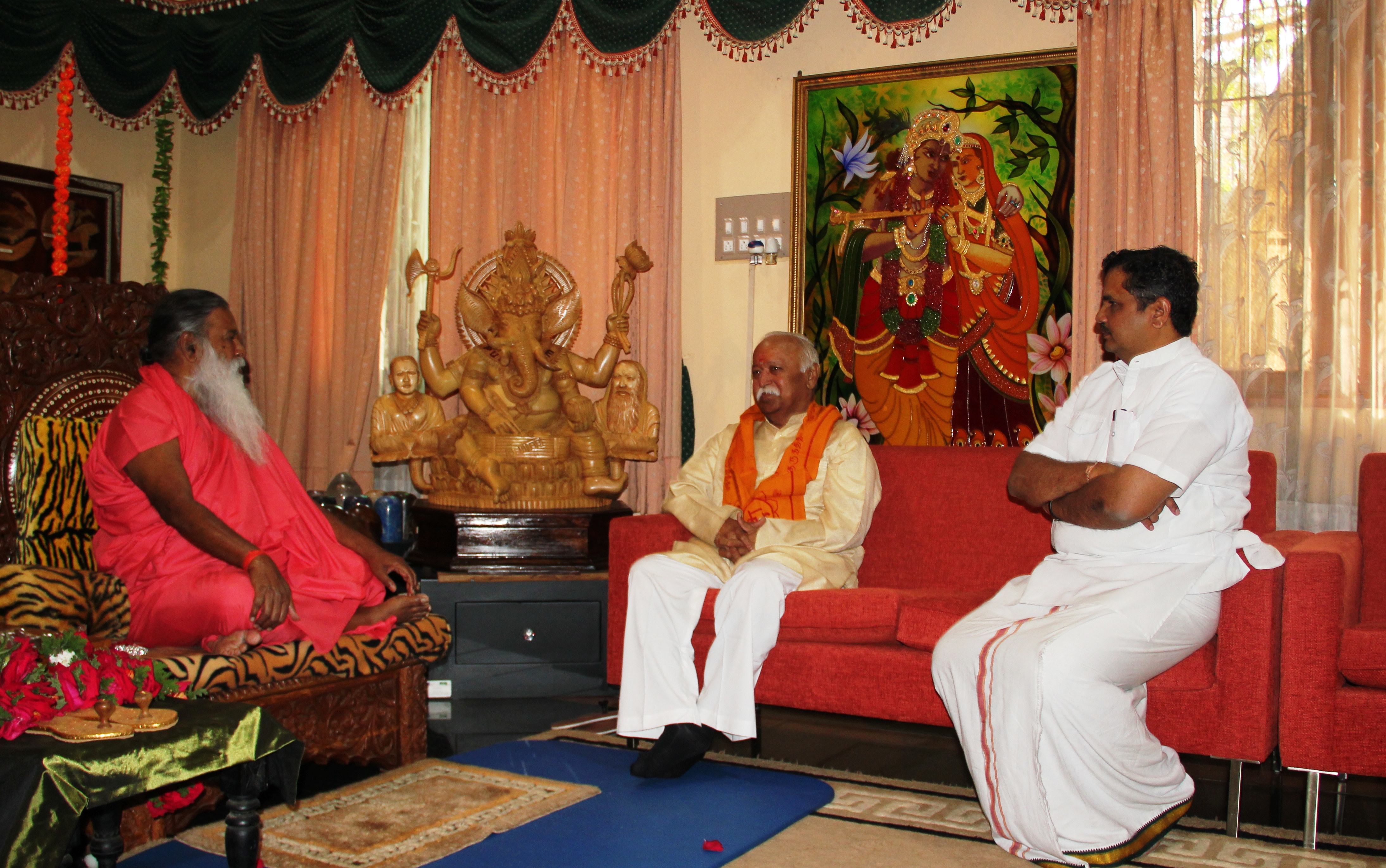 RSS Sarasanghachalak Mohanji Bhagwat met Sri Ganapati Sacchidananda Swamiji at his Ashram in Mysuru February 01, 2015