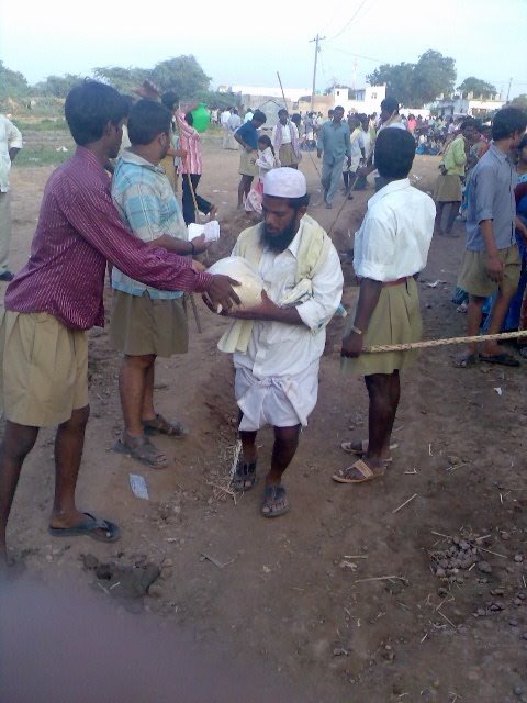 RSS Swayaamsevaks helping Muslim families during flood relief campaign FILE PHOTO