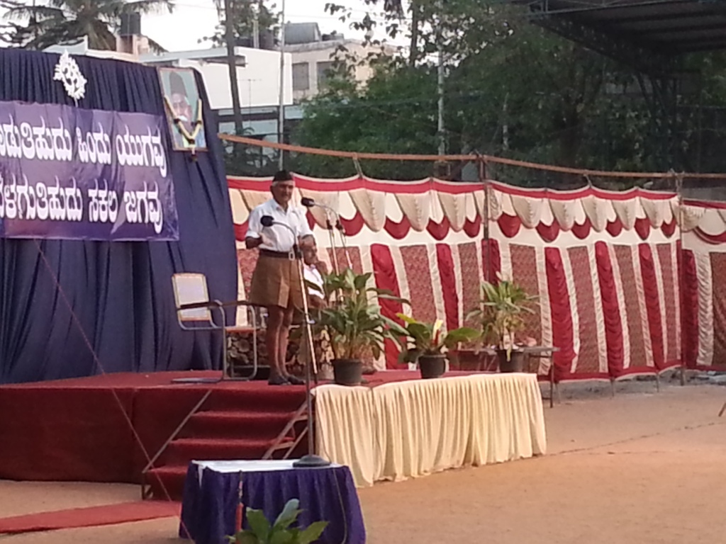 Dr Kalladka Prabhakar Bhat addressing the gathering at Malleshwaram