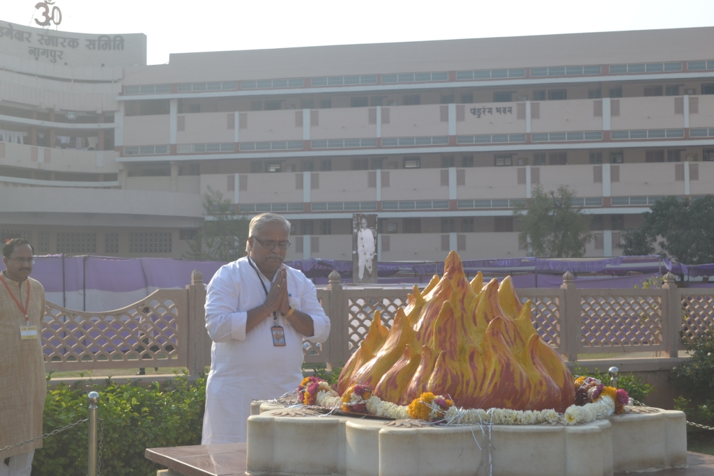 RSS Sarakaryavah Suresh Bhaiyyaji Joshi offered tributes to 'Smruti Chinh'; Samadhi of Guruji Golwalkar at Nagpur.