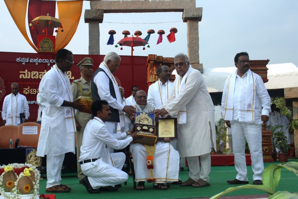 Dr SR Ramaswamy receiving NAADOJA award from Hon Governor of Karnataka at Hampi Univerity on March 06-2015