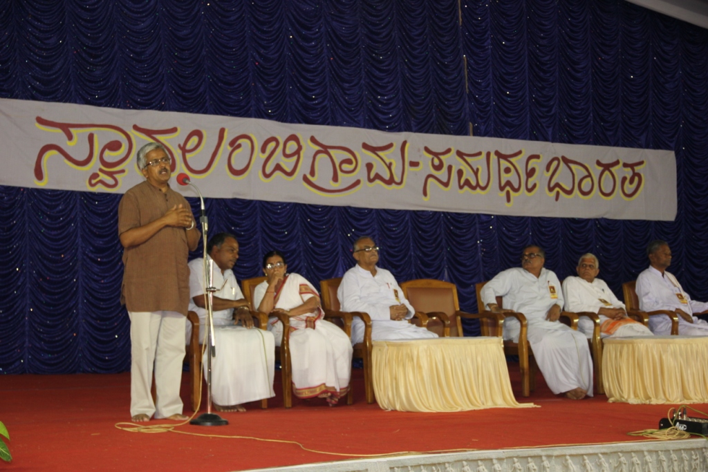 Dr Balasubramaniam addressing