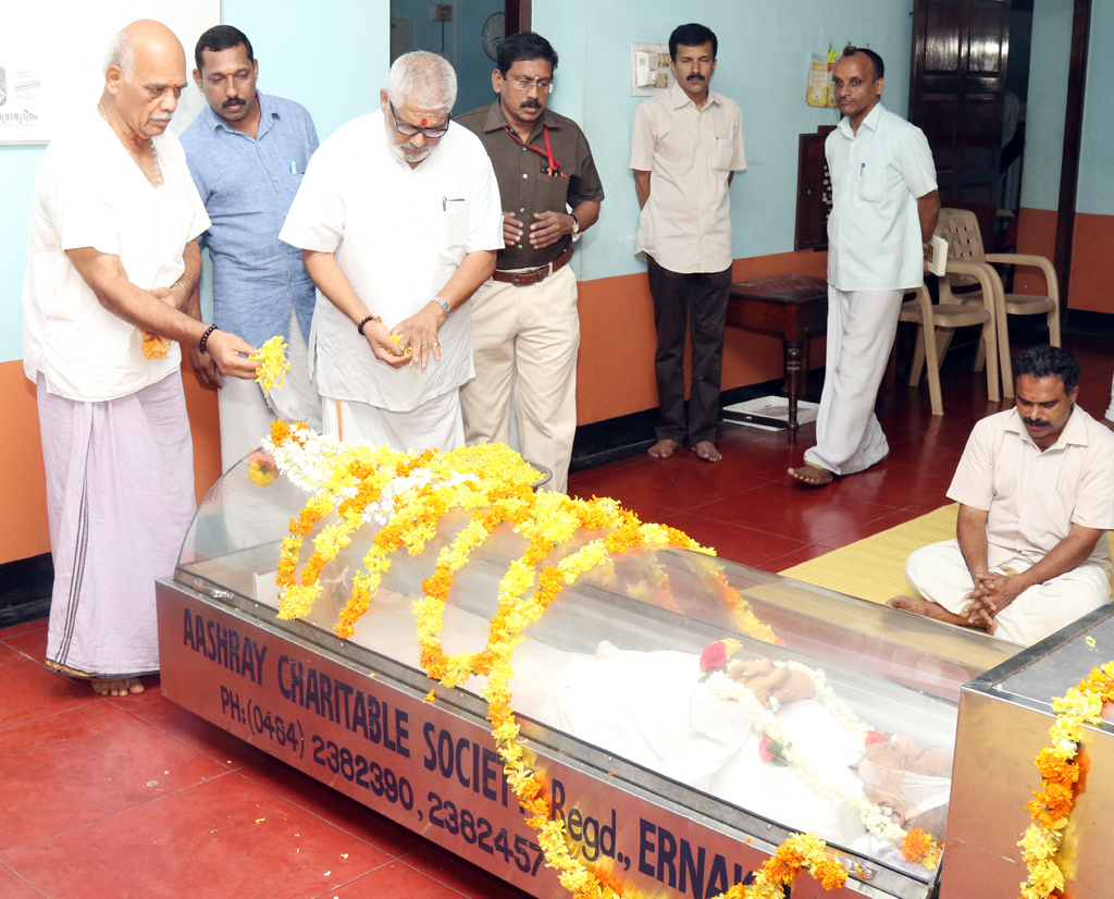 RSS Kerala Pranth Sanghachalak PEB Menon, Senior RSS Functionary S Sethumadhavan  paid their tributes to Mohan Kookkiliya