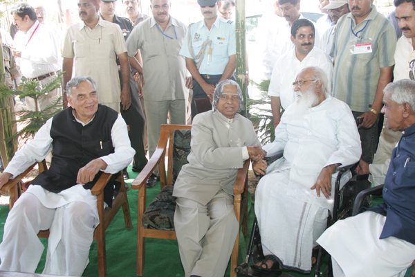 Dr APJ Abdul Kalam with RSS Pracharak Nanaji Deshmukh on November 01, 2006 at Chitrakoot, Madhya Pradesh