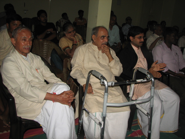 Nagabhushan Bhagwat with senior RSS Pracharak Madan Das Devi at Keshavakrupa Ganeshotsav 2013