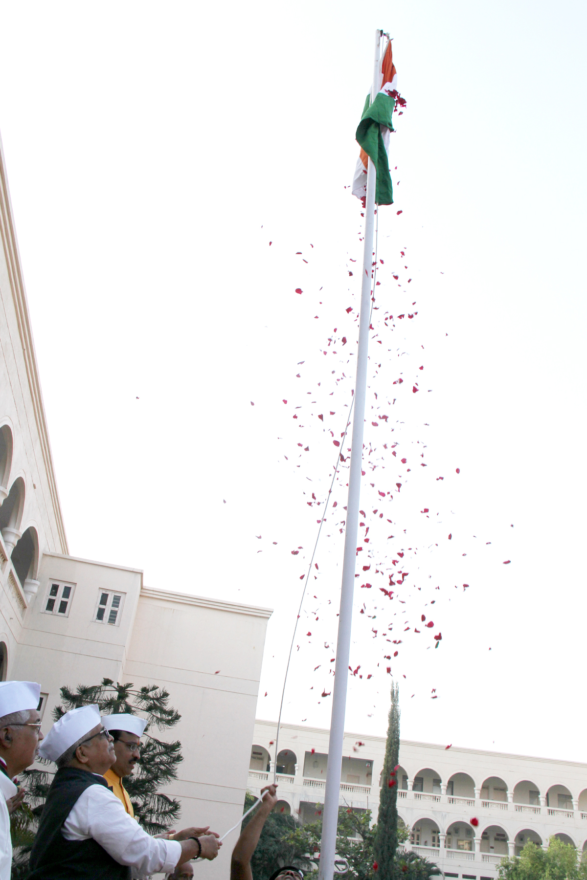 RSS Sarakaryavah Suresh Bhaiyyaji Joshi hoisted National Flag at Lathur January 26, 2016