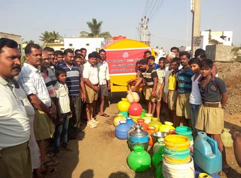 RSS Swayamsevaks arranged Drinking Water at drought hit places of Mudhol Taluk in Bagalkot, Karnataka
