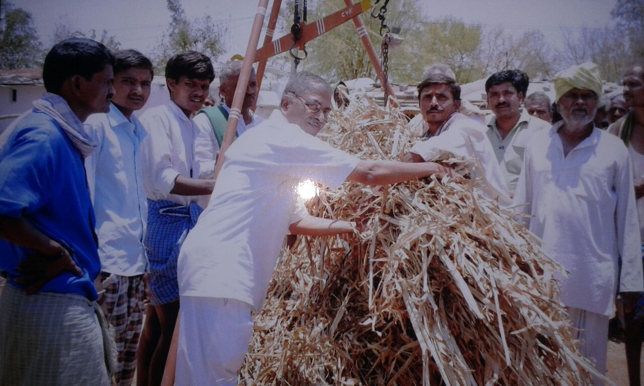 RSS Pranth Sahkaryavah Sridhar Nadgir distributed Fodder to farmers