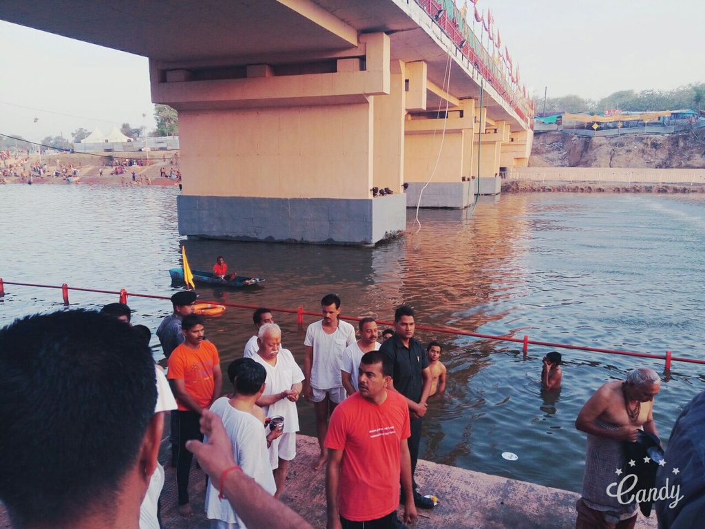 RSS Sarasanghachalak Sri Mohan Bhagwat attended "Theertha Snaan" at Narasimha Ghat of Shipra River at Ujjain on the occasion of ‪#‎SimhasthKumbh‬