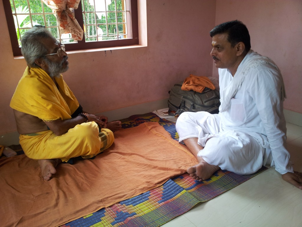RSS Sahsarakaryavah Dattatreya Hosabale met Sitarama Kedilaya during Bharat Parikrama Yatra on October 14, 2012 at Kasaragod.