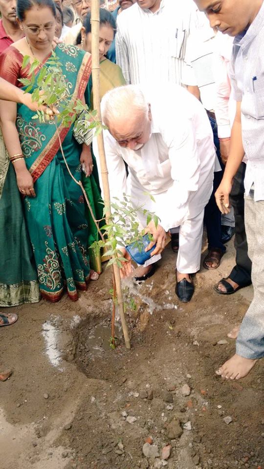 Mohan Bhagwat plants a sapling at Nagpur RSS HQ July-1-2016