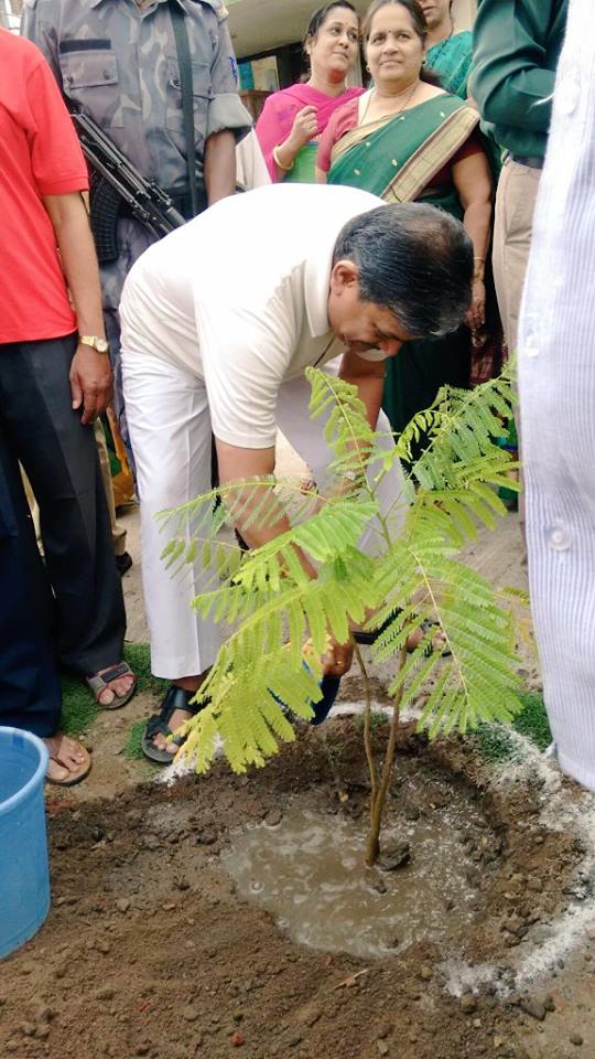 RSS-Sahsarakaryavah-Dattatreya-Hosabale-plants-sapling-at-Nagpur-July-1-2016.jpg