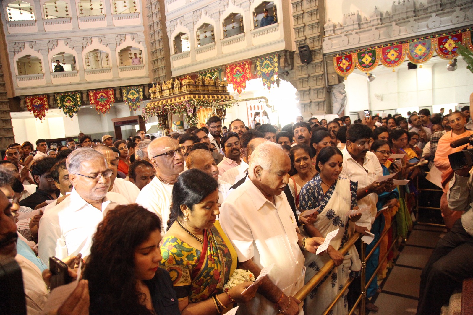 In front of ISCKON LORD SRIKRISHNA, BS Yeddyurappa and other supporters of Cornea Andhatv Mukt Bharat Campaign pledged for Eye Donation.
