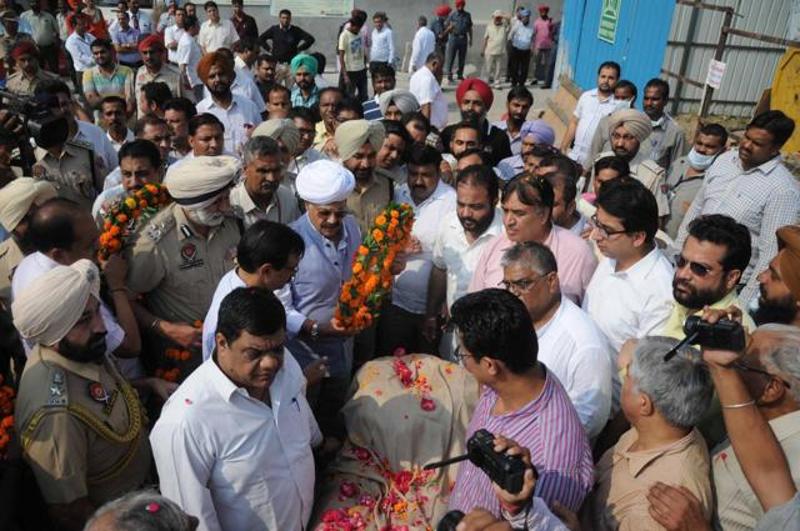 Governor VP Singh Badnore (in turban) pays tributes to Gagneja outside DMCH in Ludhiana on Thursday. (HT Photo)
